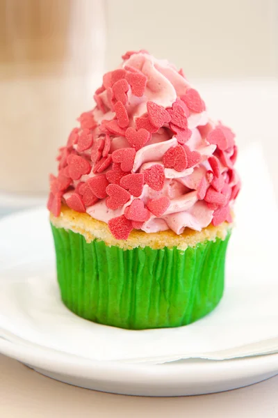 Aardbei cupcake op een roze tafel — Stockfoto