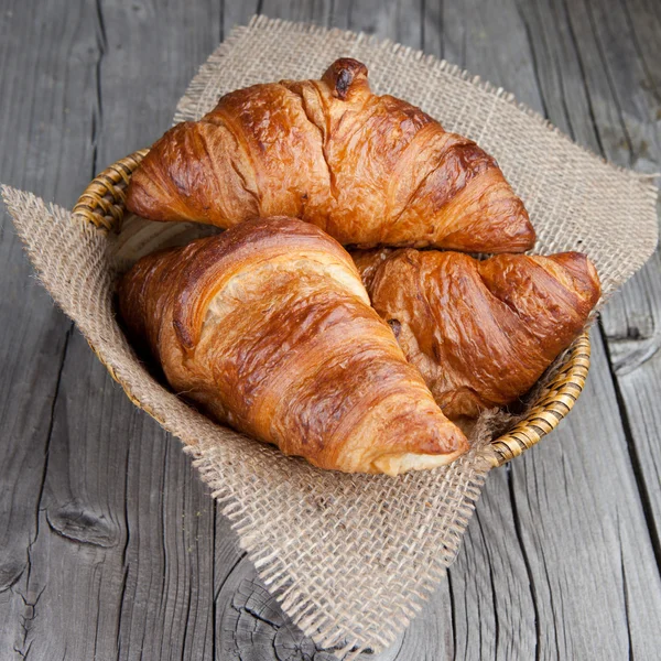 Asztalon friss croissant — Stock Fotó