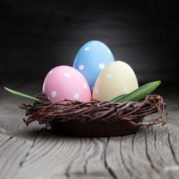 Œufs de Pâques colorés dans un nid — Photo