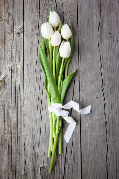 ahşap masa üzerinde Beyaz Lale buketi