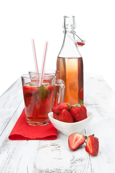 Dricka med färska jordgubbar — Stockfoto