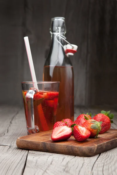 Świeże truskawki i truskawkowy napój — Zdjęcie stockowe