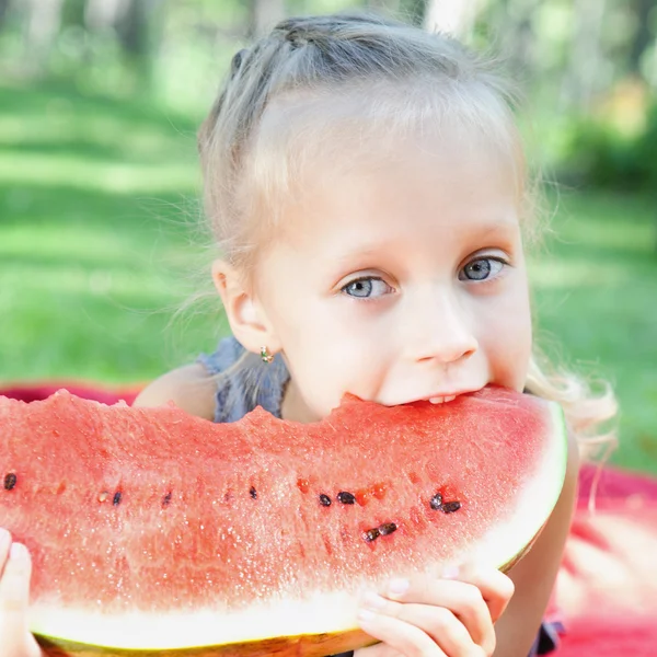 スイカを食べる面白い子 — ストック写真