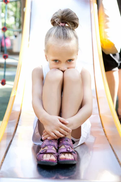 Bambina che gioca in un parco giochi — Foto Stock