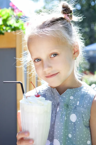 Petite fille avec lait glacé secouer en plein air — Photo