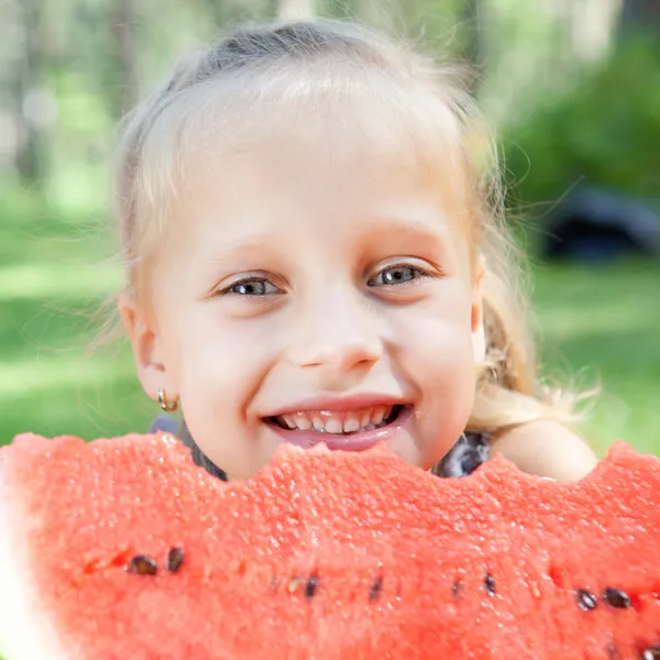Funny child with watermelon in the park — ストック写真