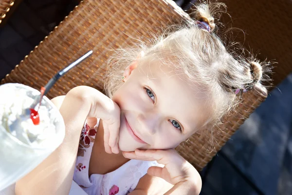 Petite fille avec lait glacé secouer en plein air — Photo