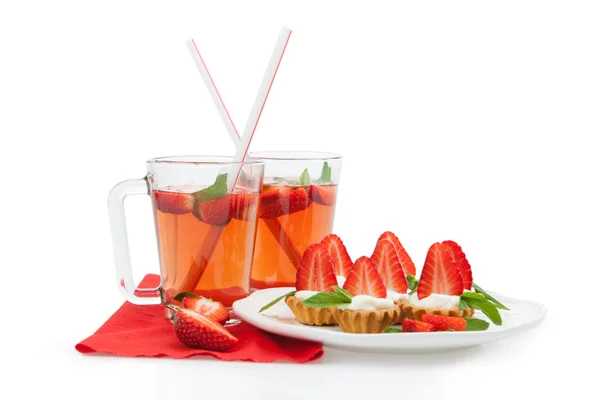 Jordgubb tartlets och strawberry drink — Stockfoto