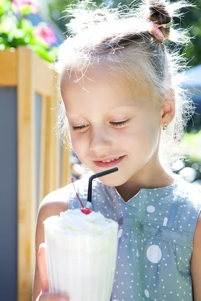 Dziewczynka z lody mleko poruszenia odkrytym — Zdjęcie stockowe