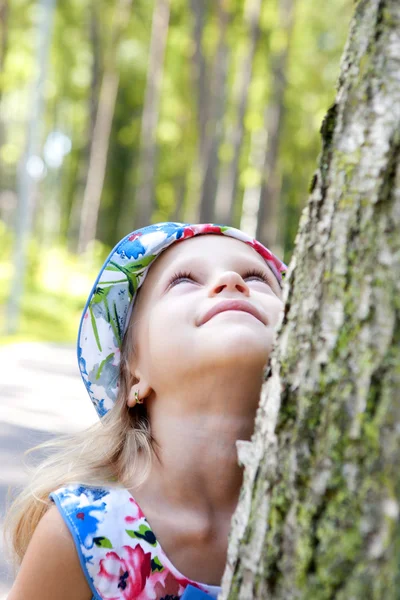 Rolig liten flicka i en park — Stockfoto