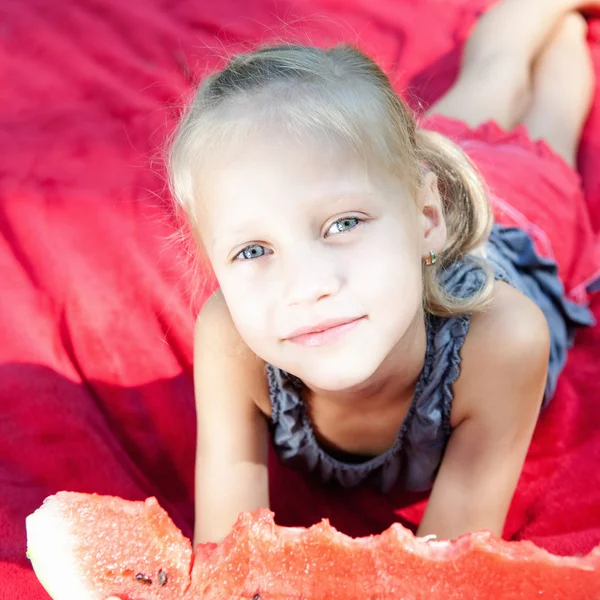 Funny child eating watermelon in the park — Stock fotografie