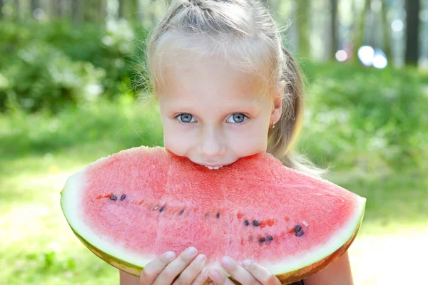 Hauska lapsi vesimelonin kanssa puistossa — kuvapankkivalokuva