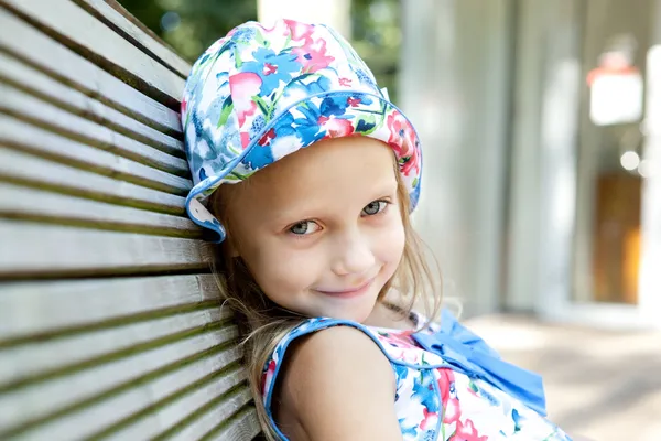 Little girl with red apple — Stock Photo, Image