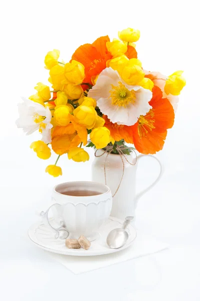 Cup of tea and bouquet of summer flowers — Stock Photo, Image