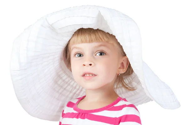 Schattig klein meisje in witte hoed geïsoleerd op witte achtergrond — Stockfoto