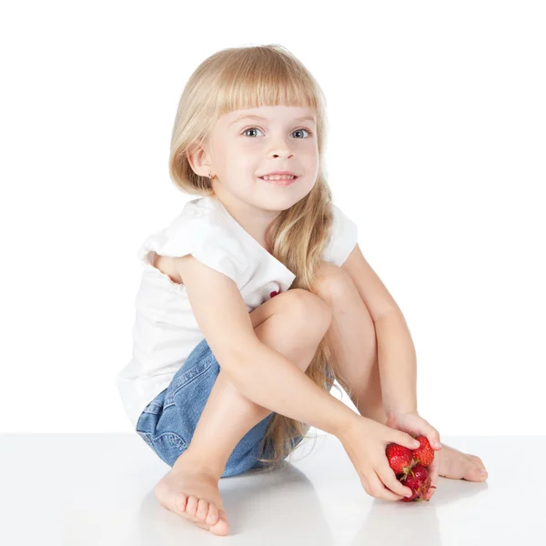 Kleines Mädchen mit Erdbeere — Stockfoto