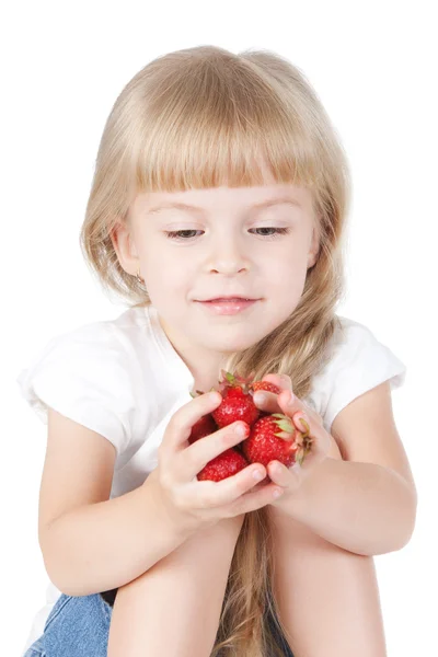 Kleines blondes Mädchen mit Erdbeere — Stockfoto