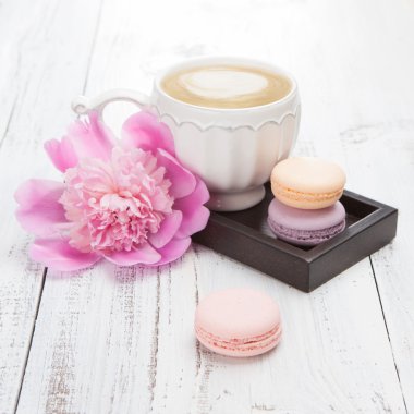 Fransızca macaroons ve bir fincan cappuccino