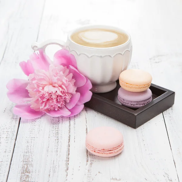 Francuski macaroons i filiżankę cappuccino — Zdjęcie stockowe