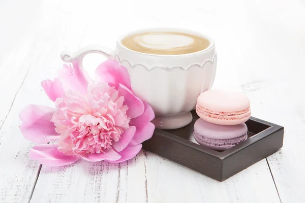 Macarrones franceses y una taza de capuchino —  Fotos de Stock