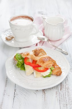 bir tabloda peynirli taze kruvasanlar