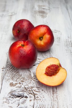 bir tablo ve lezzetli taze şeftali