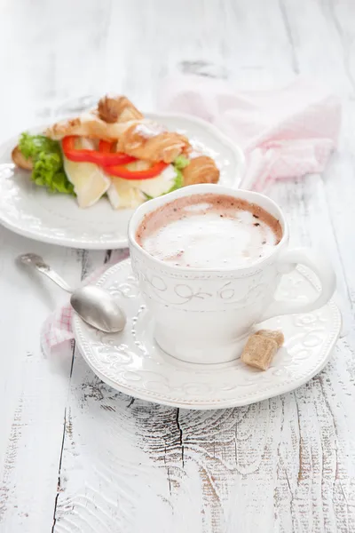 Croissants frais au fromage sur une table — Photo