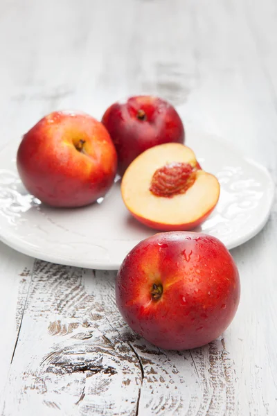 Vers en smakelijk perziken op een tafel — Stockfoto