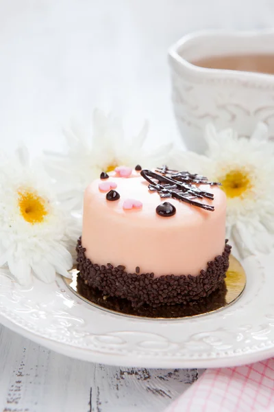 Süße Torte auf einem weißen Holztisch — Stockfoto