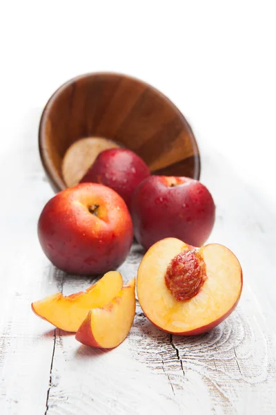 Vers en smakelijk perziken op een tafel — Stockfoto