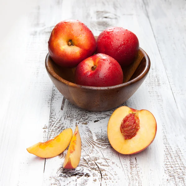 Vers en smakelijk perziken op een tafel — Stockfoto
