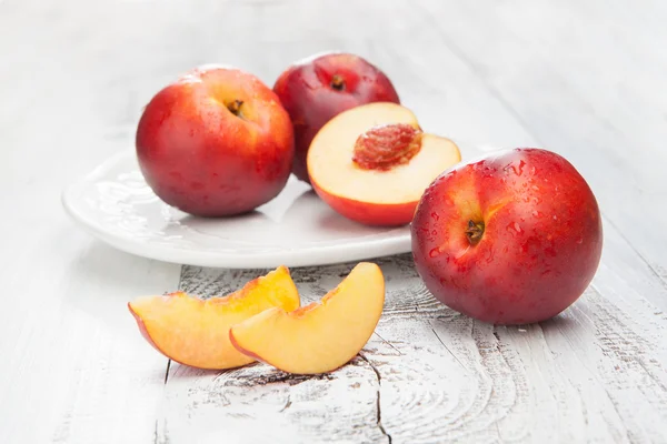 Fresh and tasty peaches on a table — Stock Photo, Image