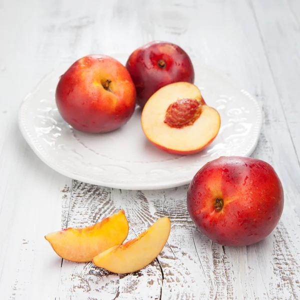 Pêches fraîches et savoureuses sur une table — Photo