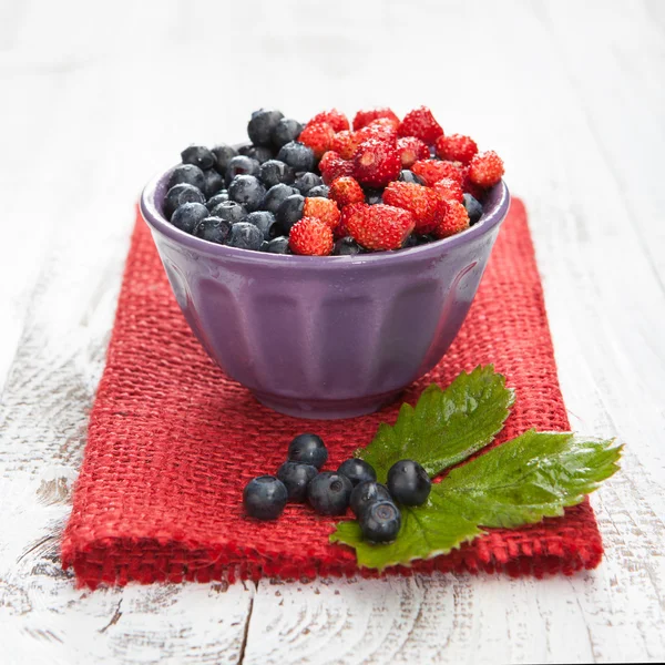 Verse bosbessen en aardbeien — Stockfoto