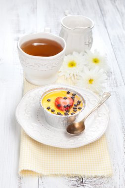 Beyaz masa üzerinde Panna cotta