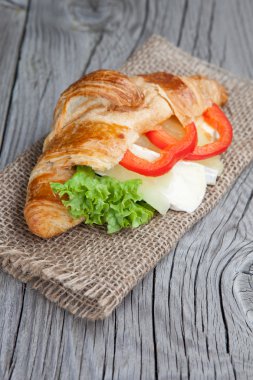 bir tabloda peynirli taze kruvasan