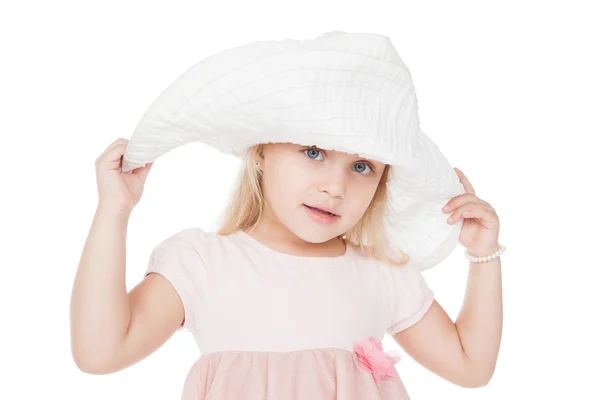 Смешная маленькая девочка в большой шляпе — стоковое фото