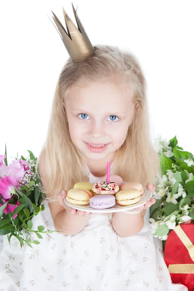 Menina com bolo de aniversário no branco — Fotografia de Stock