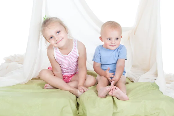 Mädchen mit kleinem Bruder — Stockfoto