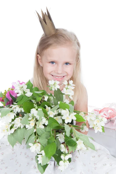 Ragazzina con fiori sopra bianco — Foto Stock