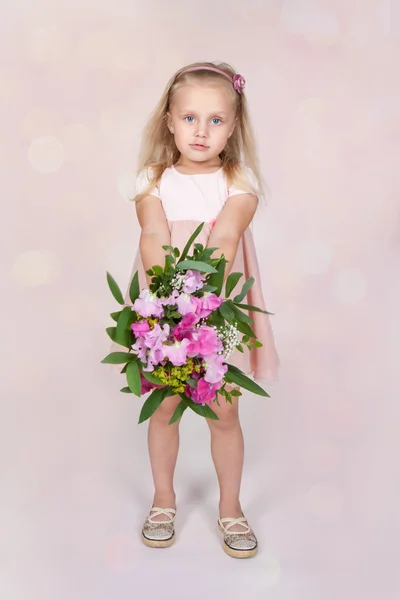 Ragazzina con fiori — Foto Stock