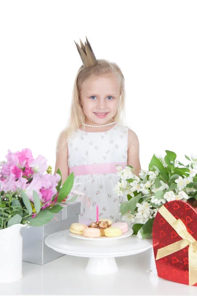 Meisje met verjaardagstaart op wit — Stockfoto
