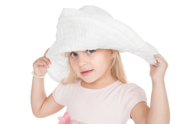 Petite fille drôle dans un grand chapeau — Photo