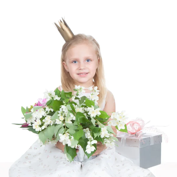 Petite fille avec des fleurs sur blanc — Photo