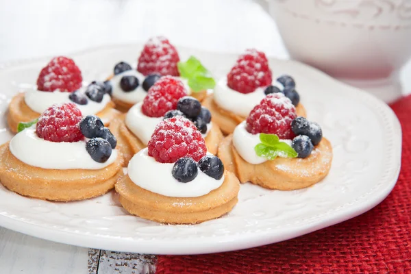 Mini pasteles de frambuesas —  Fotos de Stock