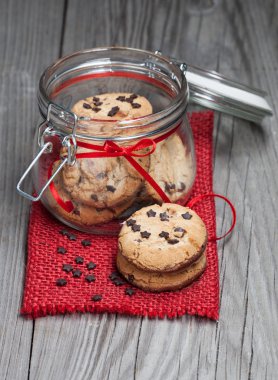 Çikolata parçacıklı kurabiye.