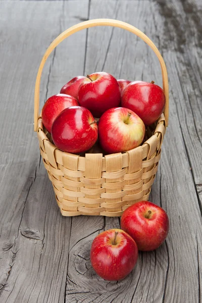Saftiga färska äpplen — Stockfoto