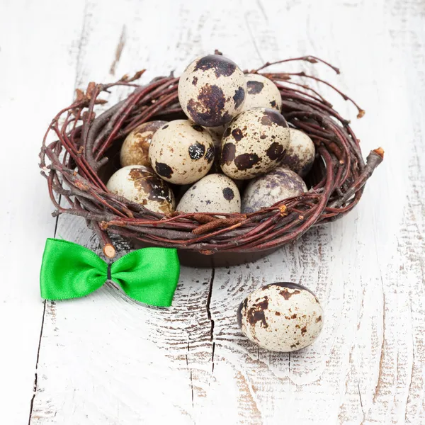 Frische Eier auf dem Tisch — Stockfoto