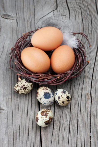 Frische Eier auf dem Tisch — Stockfoto