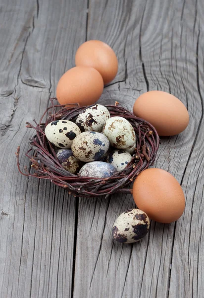 Frische Eier auf dem Tisch — Stockfoto